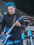 Náhledový obrázek k článku Glosa: Modrá kytara Jacka Whitea vládla závěru Glasta, McCartneyho ale překonat nešlo
