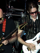 Náhledový obrázek k článku NAŽIVO: Setkání kytarových géniů. Snové dvojici Satriani a Vai asistoval krteček