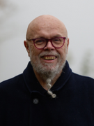 Náhledový obrázek k článku RECENZE: Žádný páprda. Michal Němec slaví pětasedmdesátiny hudebností i poťouchlostí