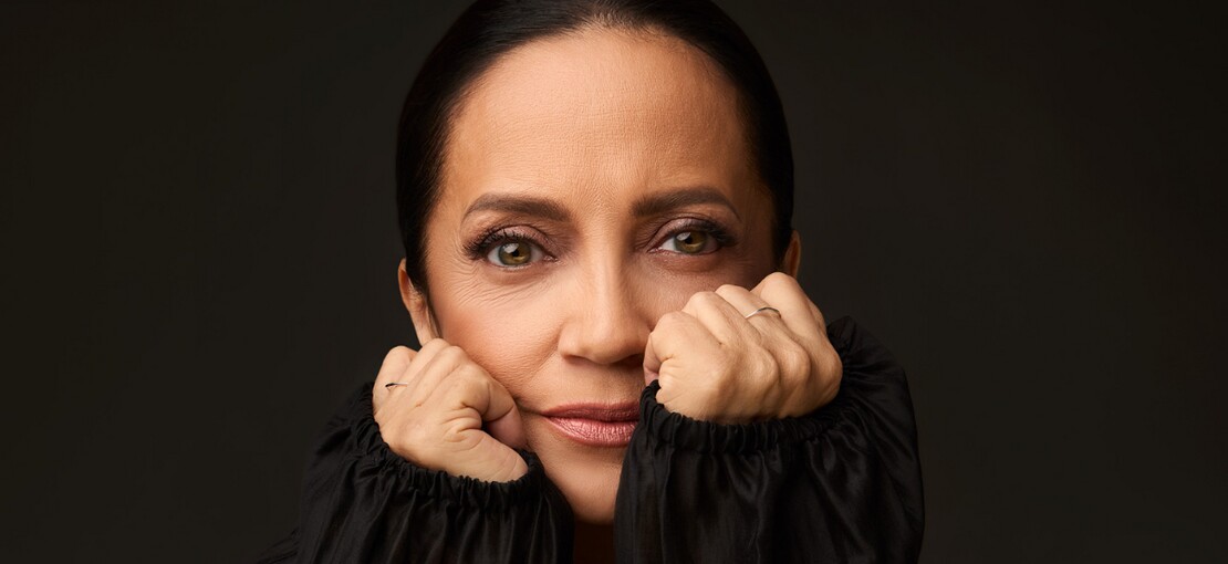 Obrázek k článku GLOSA: Bačkory místo neposlušných tenisek. Lucie Bílá se stala matkou národa v papučích