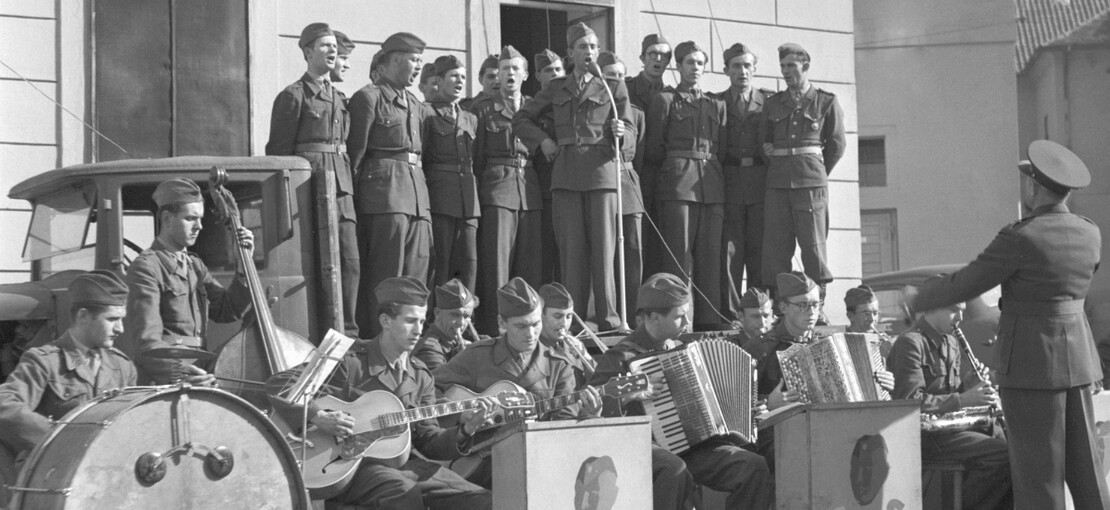 Obrázek k článku HOBITÍN: Něžné zbraně vysvětlují, jak to bylo s vojenskou hudbou za komunismu