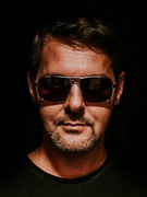 Náhledový obrázek k článku RECENZE: Překvapivý debut Šimona Kalouska. Jeho síla je v šedesátkové jednoduchosti