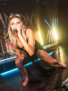 Náhledový obrázek k článku NAŽIVO: Jamaron se dere mezi rockovou špičku. Zpěvačka publikum ovládá na povel