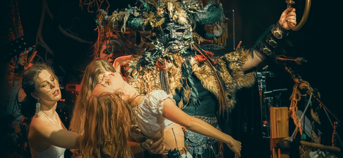 Obrázek k článku NAŽIVO: Divoženky obsadily Prahu. Omamný rituál Deloraine škádlil staré bohy