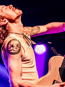 Náhledový obrázek k článku Od hraní se Stingem k divokému rocku. Rufus Miller vyráží na české turné