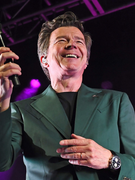 Náhledový obrázek k článku NAŽIVO: Žádná zapomenutá vykopávka z osmdesátek. Rick Astley roztančil Berlín