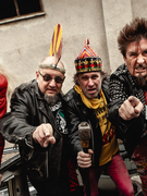 Náhledový obrázek k článku NEJLEPŠÍ ČESKÁ ALBA ČTVRTSTOLETÍ (50–41): Známka punku od Visáčů i Nohavica ve formě