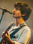 Náhledový obrázek k článku Arctic Monkeys mají po čtyřech letech novou píseň. Pomůže dětem zasaženým válkou