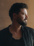 Náhledový obrázek k článku PREMIÉRA: Martin Chobot překvapuje baladou. Ukázal To nejlepší ze skříně