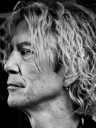Náhledový obrázek k článku Baskytarista Guns N' Roses veze do Brna novou desku. Podílel se na ní i Iggy Pop