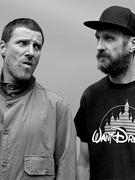 Náhledový obrázek k článku Sleaford Mods: Odporné dětství v Anglii. Mícháme hořkost, vztek, žárlivost a závist