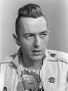 Náhledový obrázek k článku Příběh legendárního pankáče Joe Strummera z The Clash. Byl sám mezi tlustými dětmi