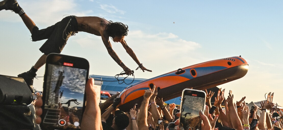 Obrázek k článku NAŽIVO: Grape žil soubojem Viktora Sheena a Oriho. Palaye Royale hodili šipku do publika