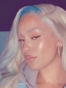 Náhledový obrázek k článku Tajemství medového hlasu Jorji Smith. Hvězdu festivalu Grape proslavily modré majáky