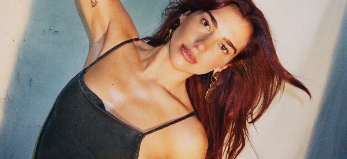 Obrázek k článku GLOSA: Rande sem, rande tam. Dua Lipa stále drží korunku královny diskoték