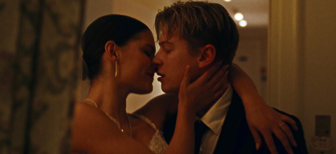 Obrázek k článku Miro Žbirka pohledem nové generace. Hlavní roli v milostném klipu ztvárnil Adam Mišík