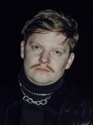 Náhledový obrázek k článku PREMIÉRA: Fall From Everest balancují na skalní římse. Zažívají bouři i nicotu