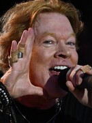 Náhledový obrázek k článku Axl Rose ostře proti obvinění ze znásilnění. Modelka prý přepisuje historii