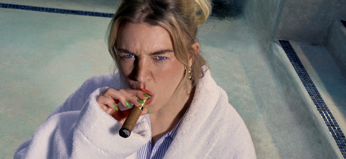 Obrázek k článku RECENZE: Ženy jsou komplikované. Self Esteem balancuje mezi silou a zranitelností