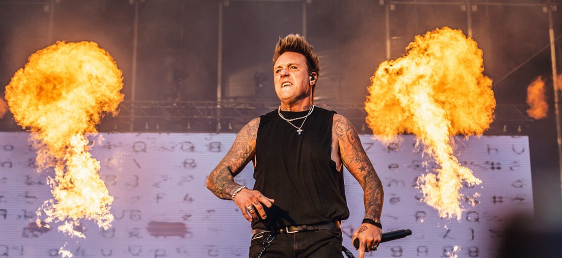 Obrázek k článku Papa Roach na Rock for People ožehli lid plameny. Léčil doktor Healy z The 1975