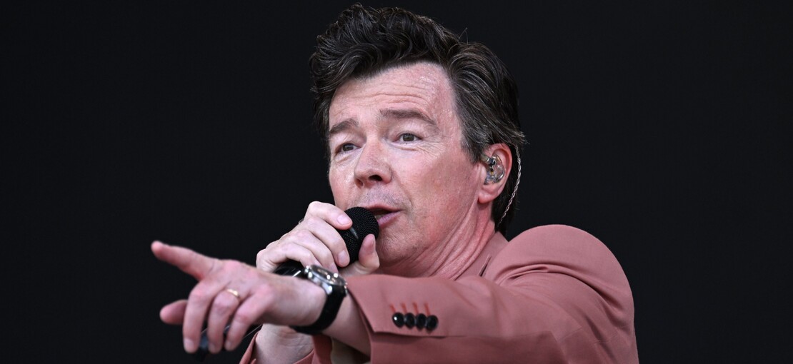 Obrázek k článku GLOSA: Rick Astley marně čeká na rande. A přitom je v novém klipu tak okouzlující