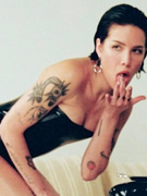 Náhledový obrázek k článku GLOSA: Popová provokatérka Halsey překvapila odvážným a tvrdým klipem. Ukazuje vše