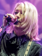 Náhledový obrázek k článku Den, kdy umění předčilo fotbal. Ikona Kim Gordon byla na Glastonbury okouzlující