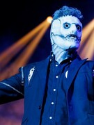 Náhledový obrázek k článku „Lháři a zloději“. Slipknot čelí obvinění, že využívají jméno zemřelého bubeníka