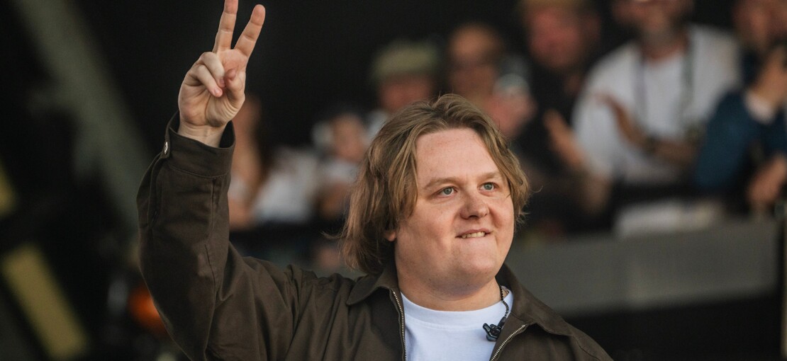 Obrázek k článku První překvapení Glastonbury. Dojatý Lewis Capaldi po dvou letech dohrál koncert