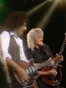Náhledový obrázek k článku VIDEO: Brian May se vrátil v čase a hraje se svým mladším já