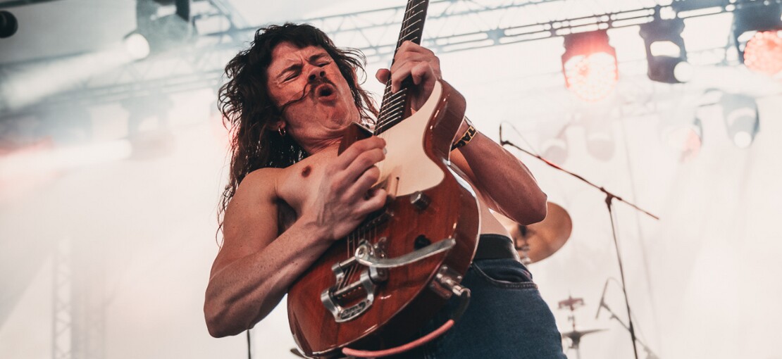 Obrázek k článku Australští divočáci vyzunkli whisky přímo na pódiu. Překvapení prvního dne Rock for People