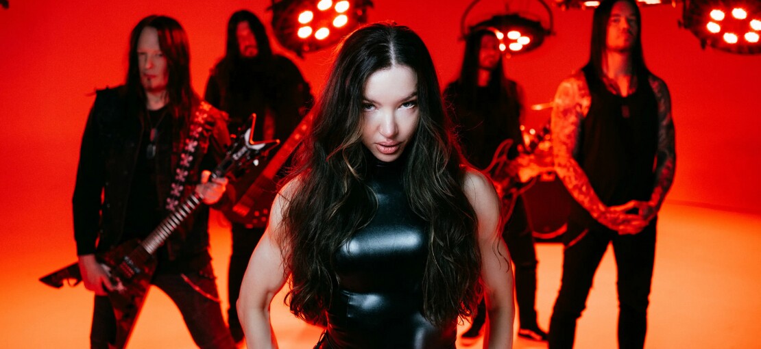 Obrázek k článku NATVRDO: Následnice metalového trůnu vrací Arch Enemy k mrtvolným kořenům