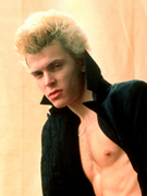 Náhledový obrázek k článku Příběh punkrockového terminátora Billyho Idola. Ukradl vlastní desku a prodal ji dealerovi