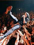 Náhledový obrázek k článku St. Vincent: Příběh kytarové bohyně, která vládne ohni. V Praze zazáří bez masky