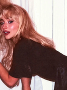 Náhledový obrázek k článku RECENZE: Nadržená Sabrina Carpenter je ekvivalent  cukrové vaty. Rychle se přejí