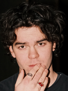 Náhledový obrázek k článku „Máma v autě hrála Blur, táta Oasis.“ Česko-irský zpěvák Joshua Curran má nakročeno do světa