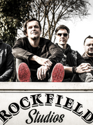 Náhledový obrázek k článku RECENZE: Chinaski znovu nahráli své hity. Přidali Hymnu abstinentů pro Miloše Zemana