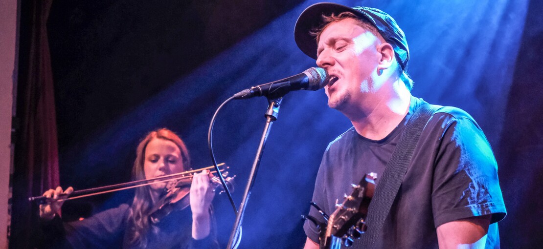 Obrázek k článku NAŽIVO: Podzim, bouřka a městská poezie v plné síle. Wóďa pokřtil povedené album