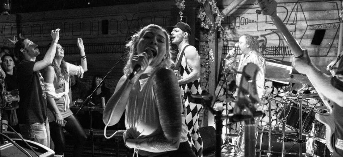 Obrázek k článku NAŽIVO: Hospůdka k prasknutí narvaná bizárem. Okofest oslavoval houby a legraci