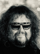 Náhledový obrázek k článku PREMIÉRA: Roman Holý se brání ďáblovi rohlíkem, pribináčkem i Foglarem