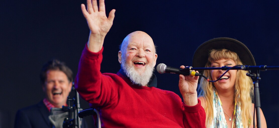 Obrázek k článku GLASTONBURY #1: Sir Michael Eavis (88) zahájil nejslavnější festival světa dojákem