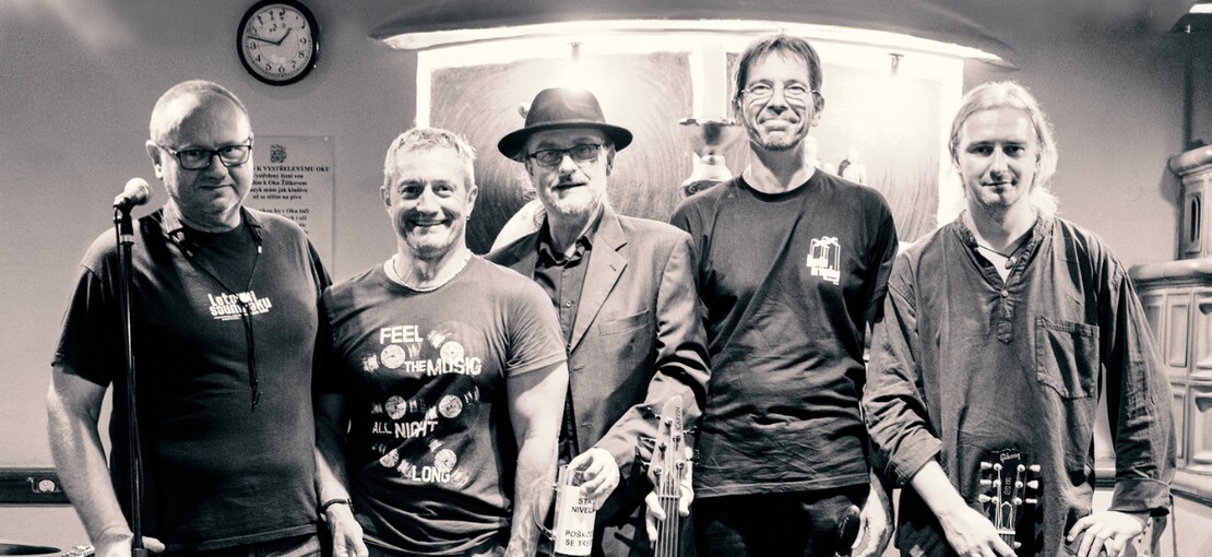 Obrázek k článku Vraťte nám bufety, kořalky a zavináče! Utajený příběh pražských Letounů soumraku