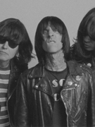 Náhledový obrázek k článku GLOSA: Blink-182 se převlékli za Ramones. Comeback si vychutnávají naplno