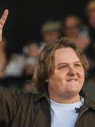 Náhledový obrázek k článku První překvapení Glastonbury. Dojatý Lewis Capaldi po dvou letech dohrál koncert