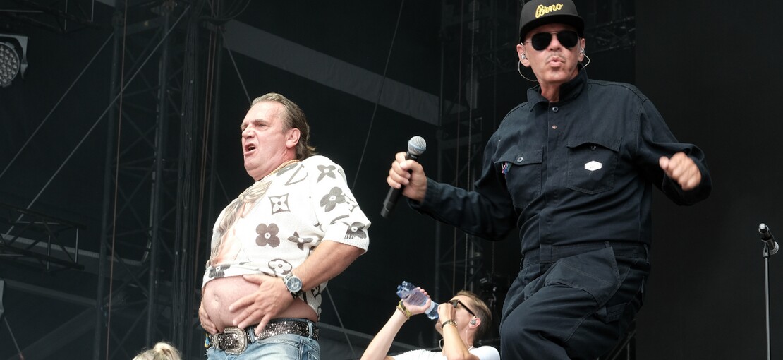 Obrázek k článku NAŽIVO: Vlnění boků a nezkrotná energie. J.A.R. na Colours řádili s Černochovou a Rumlem