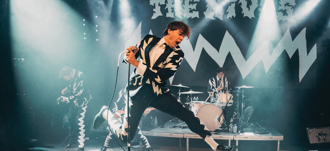 Obrázek k článku NAŽIVO: Příliš krátcí, ale smetli Lucernu. The Hives aspirují na koncert roku