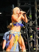 Náhledový obrázek k článku GLASTOSTŘÍPKY: Amyl má neposlušnou i podprsenku. Sorry podmanili