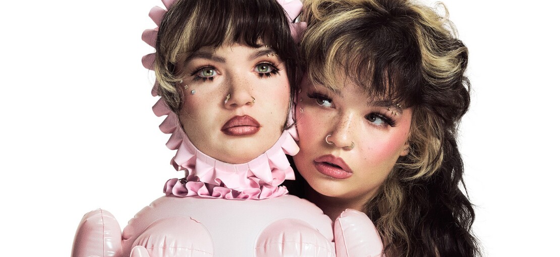 Obrázek k článku Úspěch virální a chaotické Loly Young a podmanivé Olivie Dean. Ovládly nominace Brit Awards