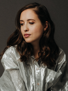 Náhledový obrázek k článku Alice Merton: Občas se na vás lepí divní lidé. Vytvořili jsme bizarní dystopický svět