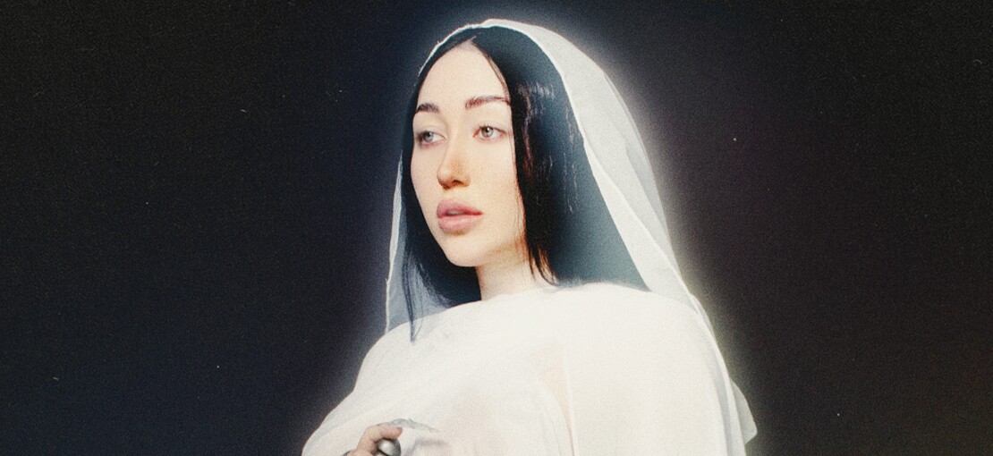 Obrázek k článku RECENZE: Slavná dcerka Noah Cyrus má v DNA country. Její debut je subtilní